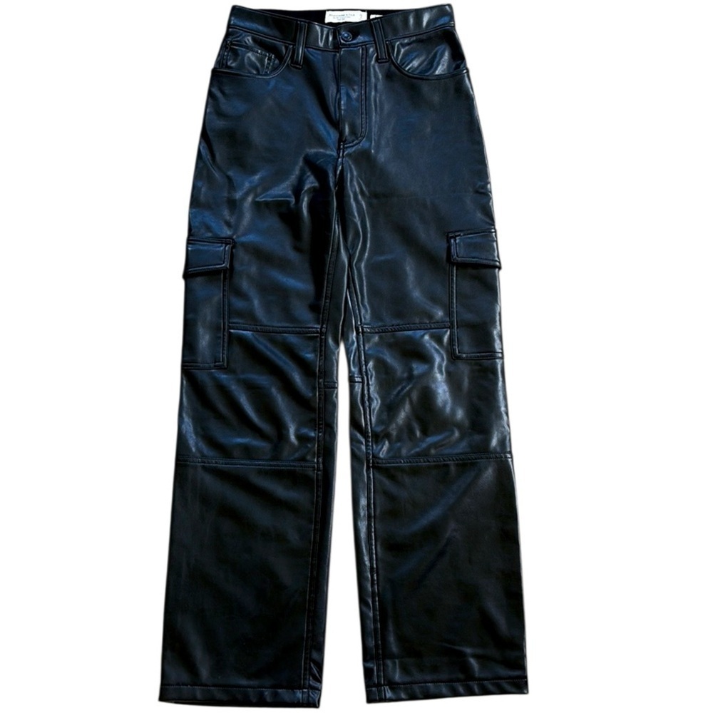 EUC Abercrombie & Fitch 90s Relaxed High Rise Vegan Leather Cargo Pants Black 26